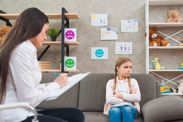 Deprimido, menina, sentar sofá, com, femininas, psicólogo, escrita nota, ligado, área de transferência