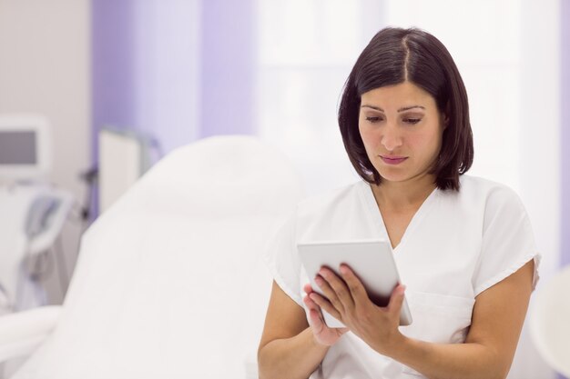 Dermatologista usando tablet digital