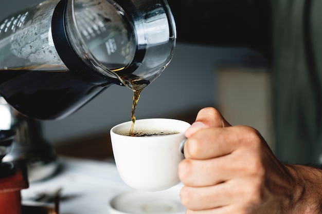 Derramando bebida de café quente