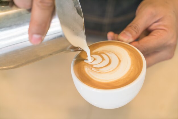 Derramando o leite para misturar arte Latte Coffee