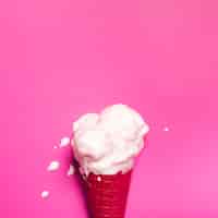 Foto grátis derretido pingando sorvete no cone vermelho