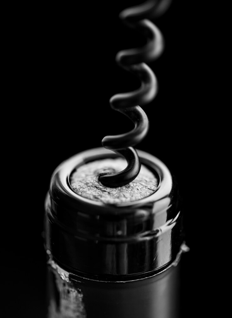 Foto grátis desarrolhando uma garrafa de vinho tinto