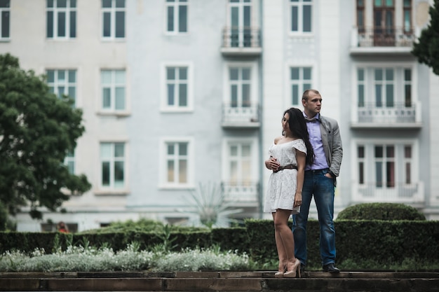 Foto grátis descontraído casal com fundo do edifício