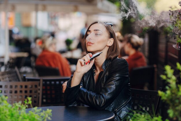 Descontraído mulher fumando em um restaurante