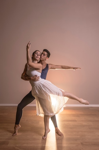 Foto grátis desempenho de casal de dançarinos de vista frontal