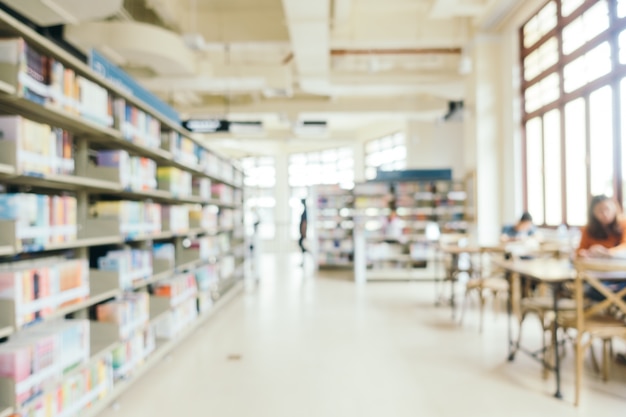 Desencadeamento abstrato e livraria defocused na biblioteca