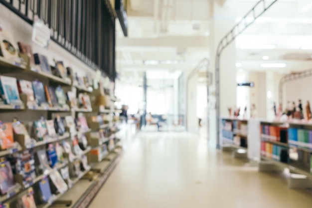 Desencadeamento abstrato e livraria defocused na biblioteca