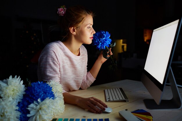 Foto grátis desenhador floral no estúdio não ofuscante