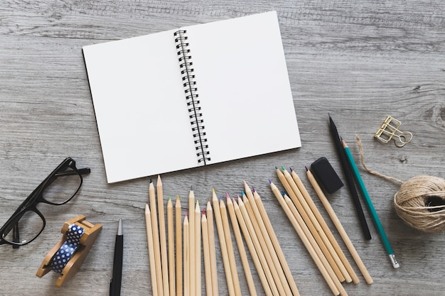Desenhar ferramentas perto de caderno de desenho