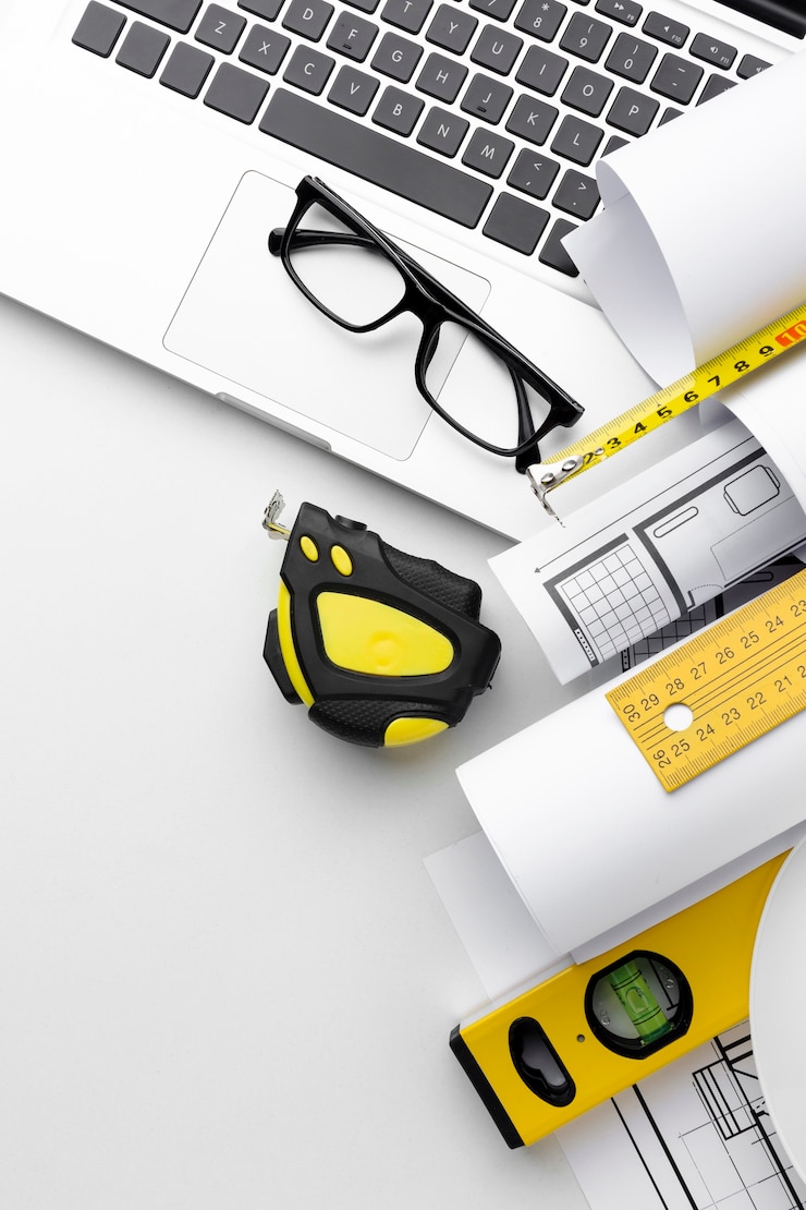 Foto grátis desenho de plano técnico e portátil
