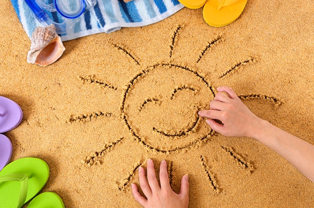 Desenho de um sol feliz na praia