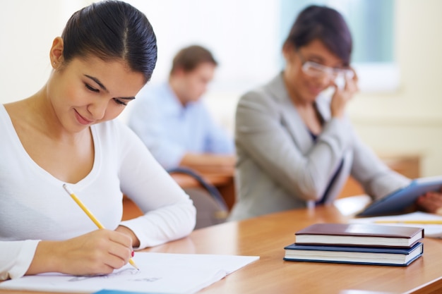 Foto grátis desenho estudante concentrado