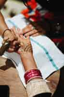 Foto grátis desenho mehndi tradicional para a cerimônia de casamento indiano