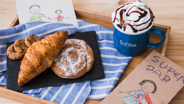 Desenhos perto de pastelaria e chocolate quente