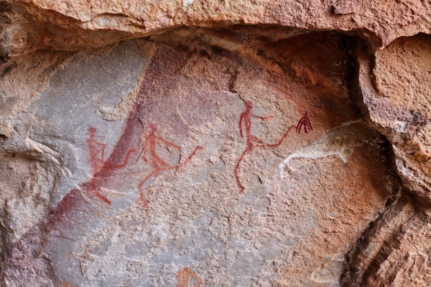 Desenhos pré-históricos antigos nas paredes de pedra de uma caverna