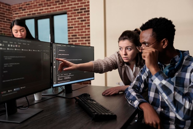 Foto grátis desenvolvedor de software caucasiano sinalizando violação de dados na tela e sistema de segurança desativado. engenheiro técnico observando várias violações de segurança do sistema causadas por servidores de armazenamento sobrecarregados.