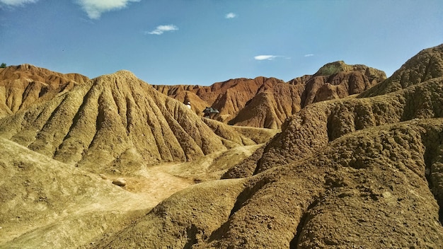 Deserto de Tatacoa sob a luz do sol e um céu azul na Colômbia