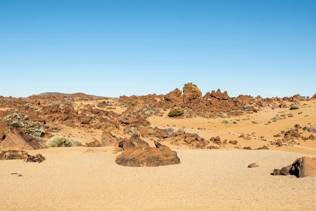 Deserto pedregoso com céu claro