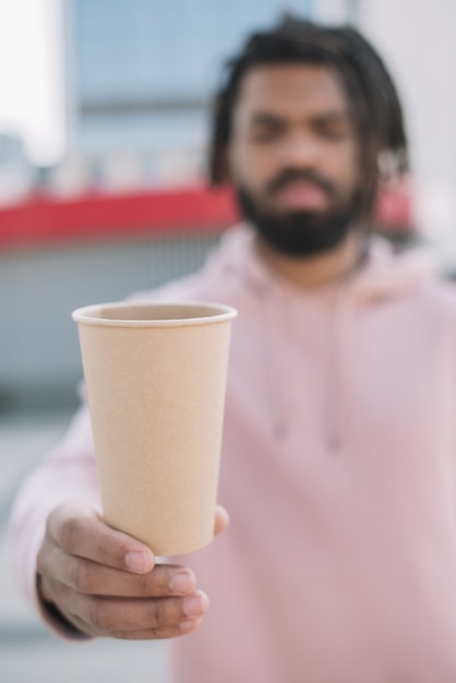 Desfocado homem segurando a xícara de café