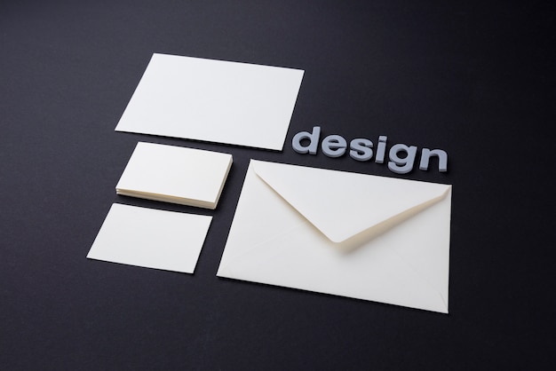 Design branco envelope e cartões de visita
