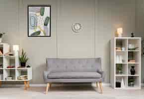 Foto grátis design de interiores com molduras e sofá cinza