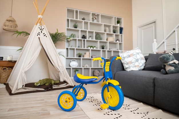 Foto grátis design de interiores de sala de estar com triciclo fofo
