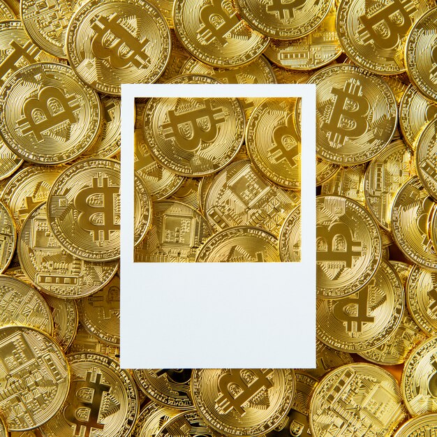 Design espaço em uma pilha de dinheiro bitcoin