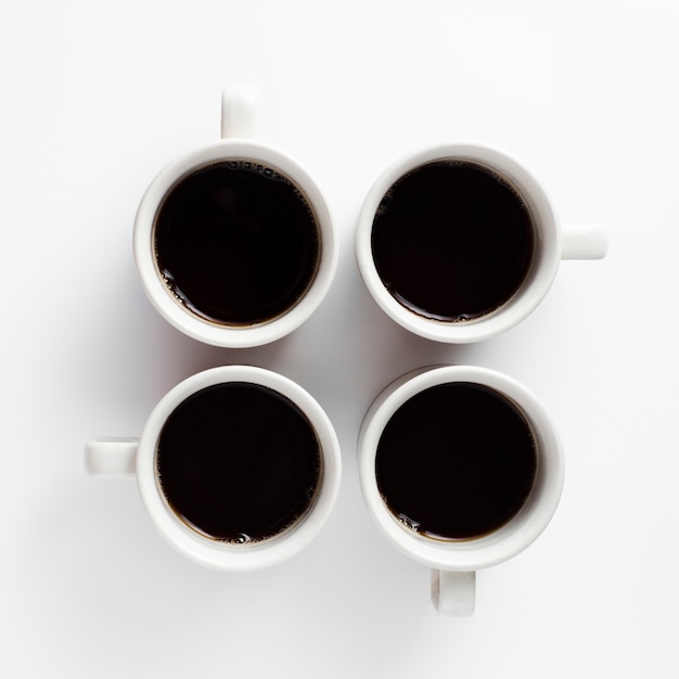 Design minimalista com canecas de café