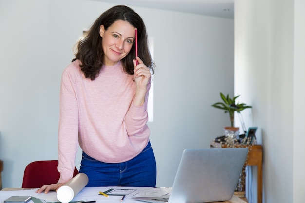 Designer de edifício confiante positivo no seu local de trabalho