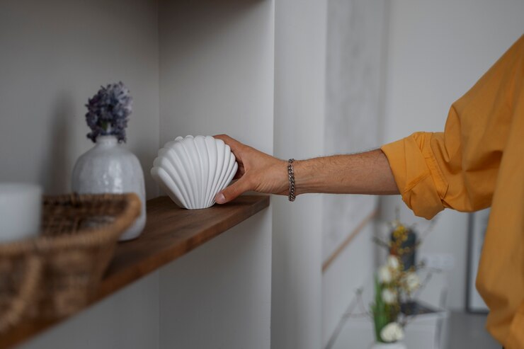 Foto grátis designer de interiores a arranjar decorações em casa