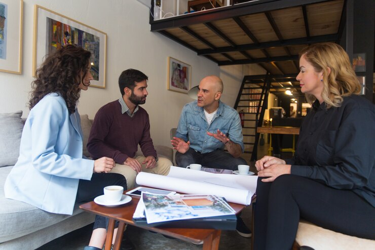 Foto grátis designer de interiores, apresentando o projeto de renovação