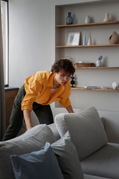 Designer de interiores organizando almofadas em casa