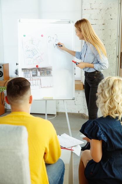 Foto grátis designer de interiores trabalhando com jovem casal