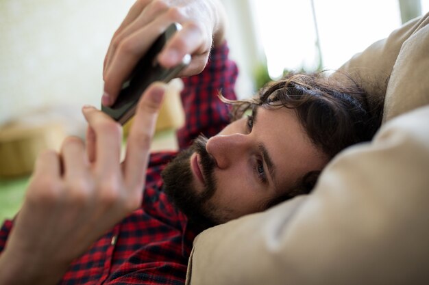 Foto grátis designer gráfico homem usando o telefone móvel