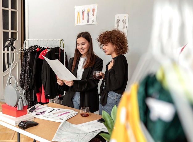 Designers de roupas trabalhando na loja