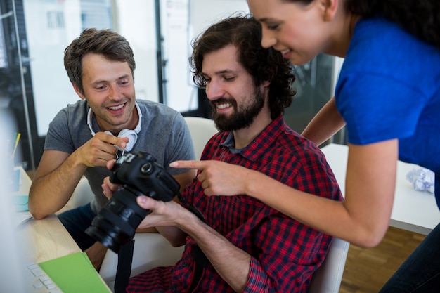 Foto grátis designers gráficos masculinos, mostra imagens para seus colegas de trabalho na câmara