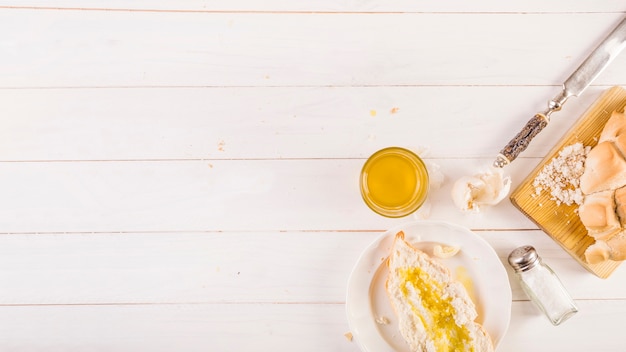 Desktop de cozinha de madeira com pão e azeite