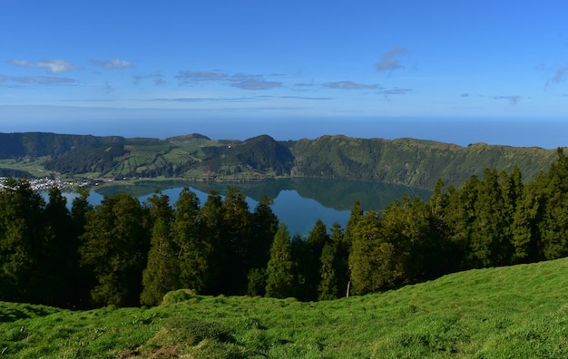 Deslumbrante vista panorâmica das Sete Cidades nos Açores.