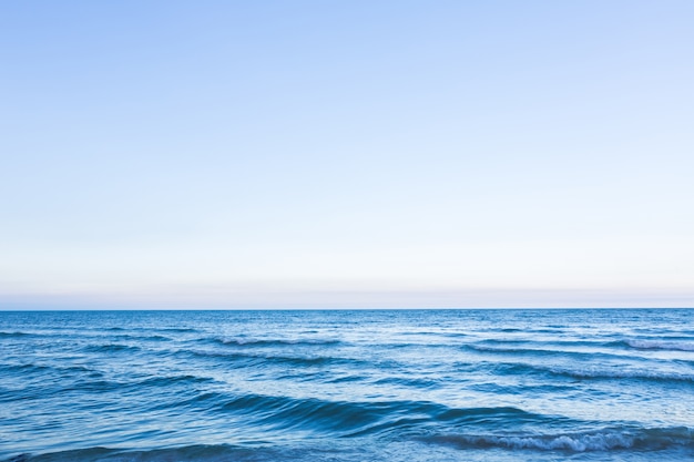Foto grátis desobstruído do céu com o mar azul