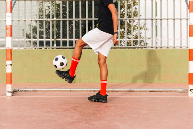 Desportista chutando futebol no estádio