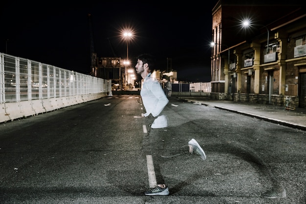 Foto grátis desportista embaçado na noite na rua