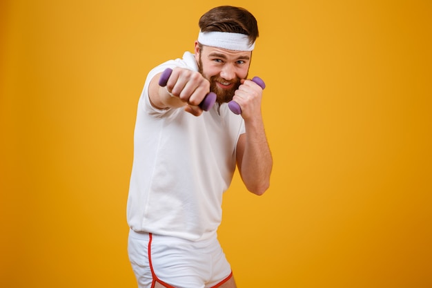 Foto grátis desportista sorridente bate na câmera