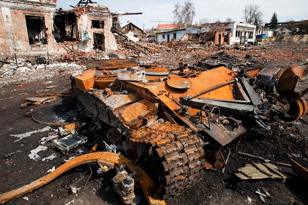 Foto grátis destruiu a guerra do russo do tanque na ucrânia