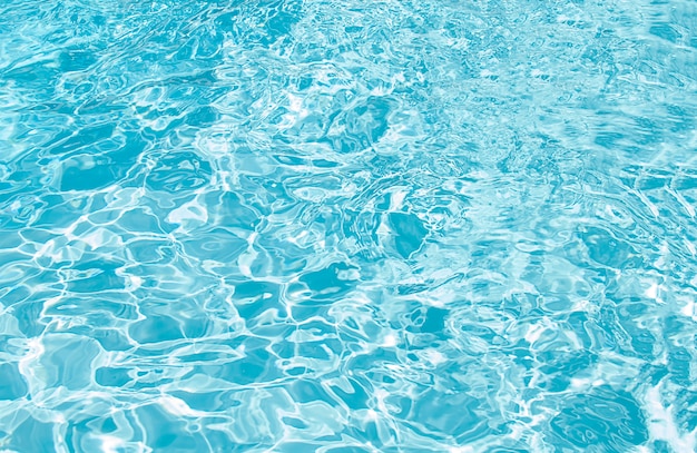 Detalhe da água ondulada da piscina azul