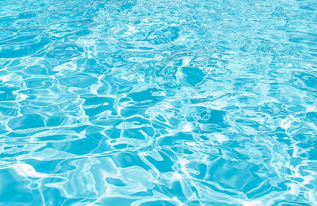 Detalhe da água ondulada da piscina azul