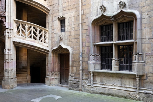 Detalhe da arquitetura gótica na cidade de Dijon