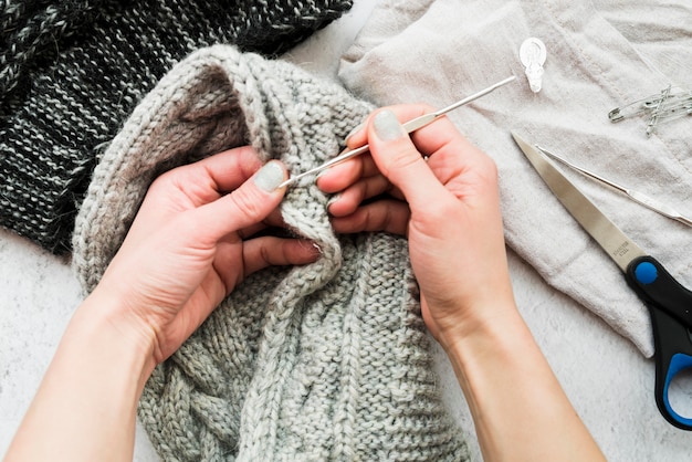 Detalhe, de, a, mãos, de, um, mulher, crocheting, com, agulha crochet