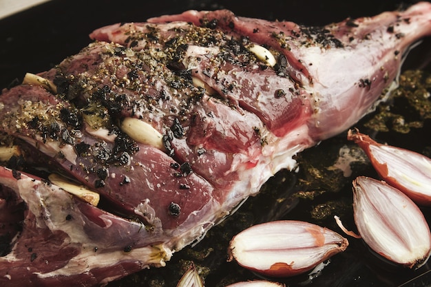 Detalhe de carne de perna de cordeiro islandesa pré-cozida com especiarias e ervas