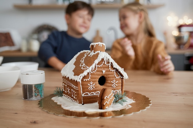 Foto grátis detalhe de casa de gengibre lindamente decorada