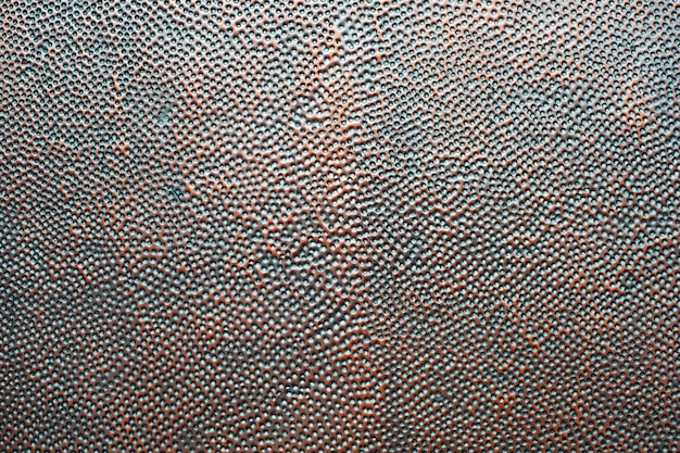 Detalhe de chapa de cobre perfurada. tabuleiro de damas de cobre com buracos negros. fundo de textura de superfície de material de placa de metal perfurado velho enferrujado. cenário de placa de latão de aço enferrujado.